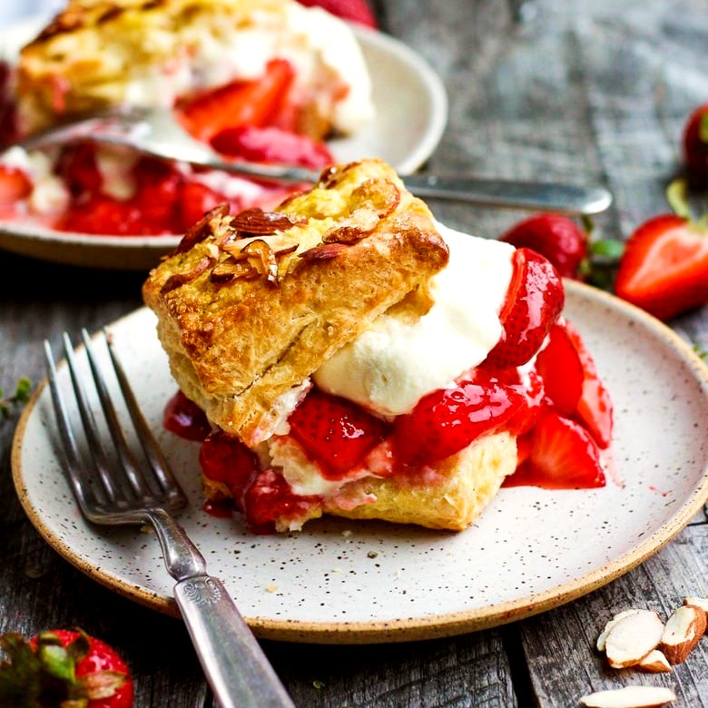 THE ULTIMATE (EASY TO MAKE) STRAWBERRY SHORTCAKE
